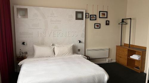 Postel nebo postele na pokoji v ubytování B&B HOTEL Inverness