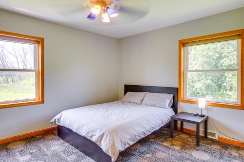 New BerlinにあるPet-Friendly New Berlin Retreat with Patio and Yard!のベッドと2つの窓がある寝室