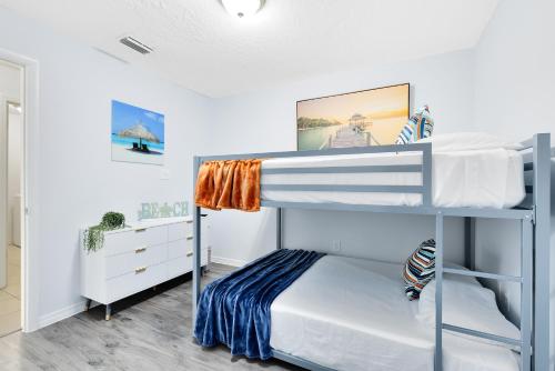 Postel nebo postele na pokoji v ubytování Oasis 304 - Galaxy Getaway