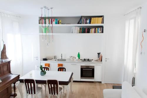 YR Apartments - Central Station - 5 Min Walk to Metro & Trains
