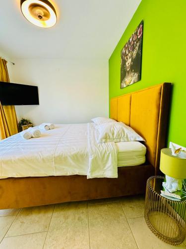 Postel nebo postele na pokoji v ubytování New exclusive apartment Green Horizon with garden, hot tub and private pool near the sea