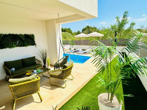 Bazén v ubytování New exclusive apartment Green Horizon with garden, hot tub and private pool near the sea nebo v jeho okolí