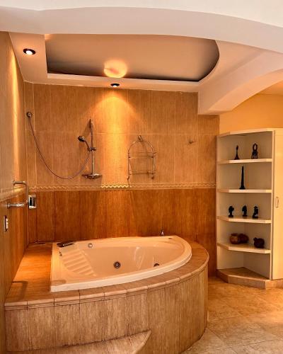 a large bathroom with a tub and a shower at Departamento en el centro de Apatzingán in Apatzingán de la Constitución
