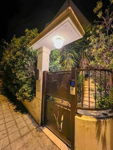 a wooden gate with a light on top of it at Beb dragonara in Torremaggiore