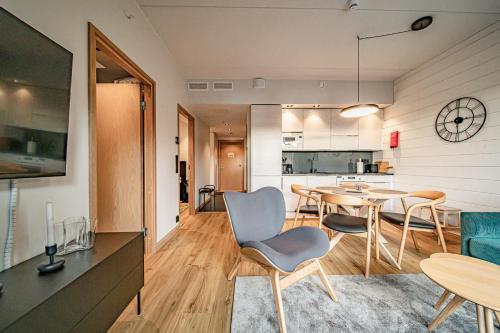 una cucina e una sala da pranzo con tavolo e sedie di Ski Chalet C8 Levi Center incl 2 ski passes by Aavalevi a Levi