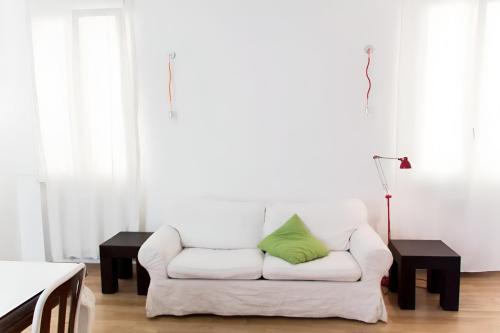 YR Apartments - Central Station - 5 Min Walk to Metro & Trains