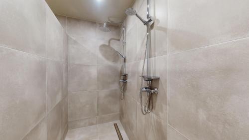 a shower stall in a bathroom with a shower at Lo-Ghis Vakantieappartement Voerstreek 4P - 2slpk in Voeren
