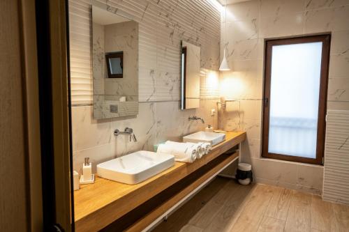a bathroom with a sink and a mirror at Hotel Curtea Veche in Curtea de Argeş