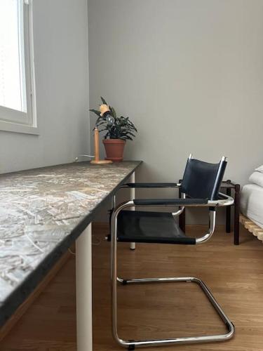 a table and two chairs in a room at Kaunis huoneisto keskellä Vuokattia in Vuokatti