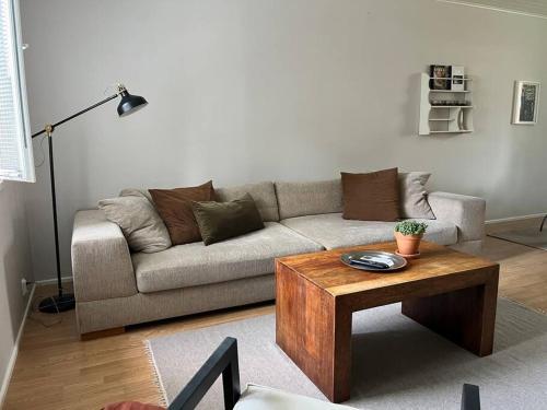 a living room with a couch and a coffee table at Kaunis huoneisto keskellä Vuokattia in Vuokatti