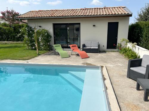 Studio vue piscine au calme près des vignes
