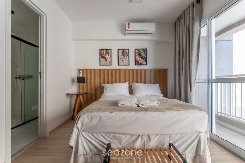 a bedroom with a bed with two towels on it at Stúdio na Liberdade 270m do metrô MOL0502 in Sao Paulo