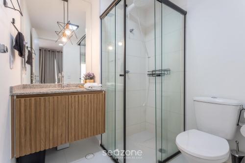 a bathroom with a glass shower and a toilet at Stúdio na Liberdade 270m do metrô MOL0502 in Sao Paulo