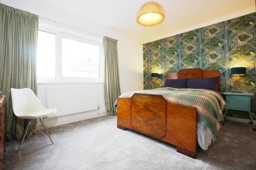 Postel nebo postele na pokoji v ubytování Llwyn Pia by N And N Stays Ltd, with Private Pool, Sauna and hot tub, perfect for relocation, workers or Your Ideal Getaway