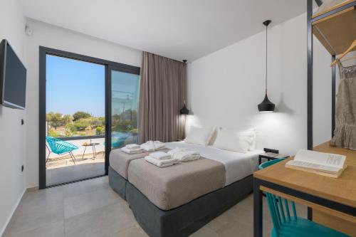 una camera d'albergo con un letto e un balcone di Villa Lambis Harmonia a Líndos