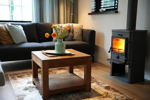 Χώρος καθιστικού στο De Appelbloesem 6-persoons met overdekte hottub, barrelsauna, lounge, wifi