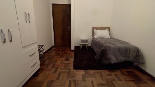 Quarto da Fê, central, perto de tudo o que você precisa!にあるベッド