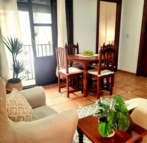 a living room with a wooden table and chairs at Alhambra Catedral Centro in Granada