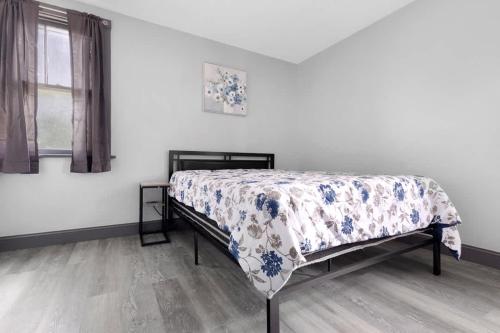 尼亚加拉瀑布Large 11BR 4BA compound near Niagara Falls的卧室里有一张铺着花卉床罩的床