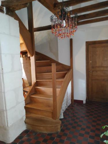 - un escalier dans une maison dotée d'un lustre dans l'établissement ha-ha, à Villegouin