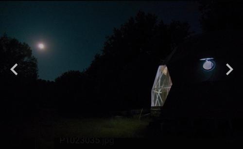 une scène de nuit avec la lune dans le ciel dans l'établissement La cabane aux chevaux, à Varages
