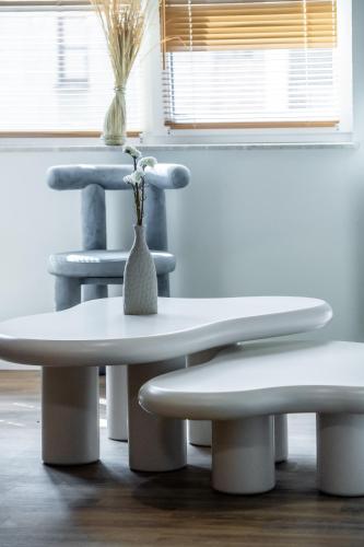 a table with a vase sitting on top of it at Apartamenty Balijskie in Gliwice