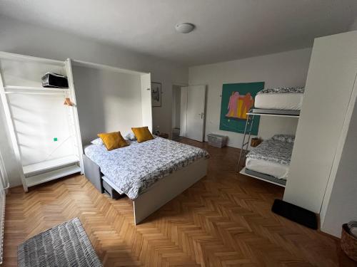 Postel nebo postele na pokoji v ubytování The Green Door Apartment