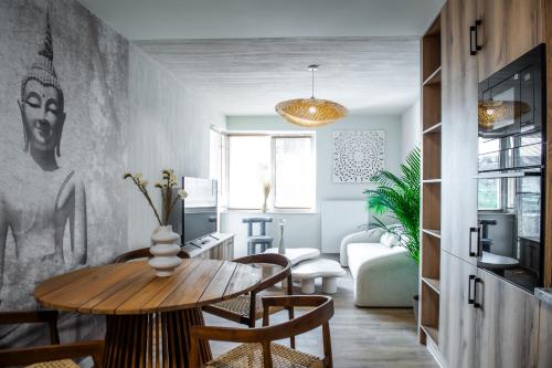 a living room with a table and chairs at Apartamenty Balijskie in Gliwice