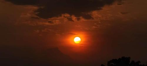 a sun is setting in a cloudy sky at Hostal Restaurante Checha Dapa in Yumbo
