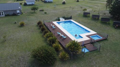 an overhead view of a swimming pool in a yard at Edén Soñado in Tandil