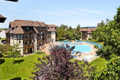 une vue aérienne d'un complexe avec piscine dans l'établissement La Résidence du Golf - maeva Home - Appartement avec balcon 2 pièces 4 personnes - Prestige - super Home MAE-5054, à Deauville