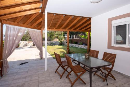 Patio nebo venkovní prostory v ubytování Searock Stegna Villa