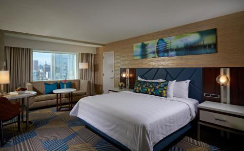 ein Hotelzimmer mit einem großen Bett und einer Couch in der Unterkunft Hard Rock Hotel & Casino Atlantic City in Atlantic City