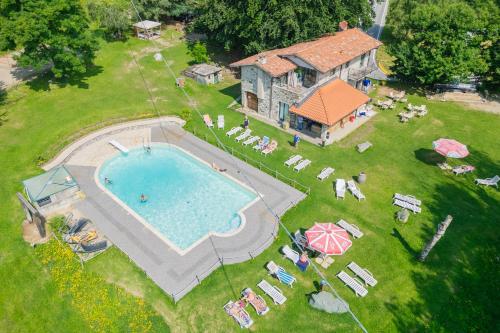 ベッラージョにあるPET FRIENDLY HOTEL MIRABEAUのプール付きの家の航空写真