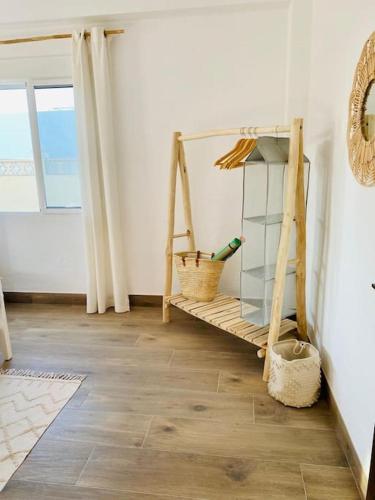 a room with a shelf and a wooden floor at El Riuet-Chalet apartamento a 1 minuto de la playa, Cullera in Cullera