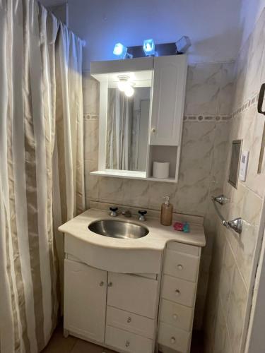 ein Badezimmer mit Waschbecken, Spiegel und Dusche in der Unterkunft CASA BARRIO UNIVERSITARIO Nicaragua 920 in Bahía Blanca