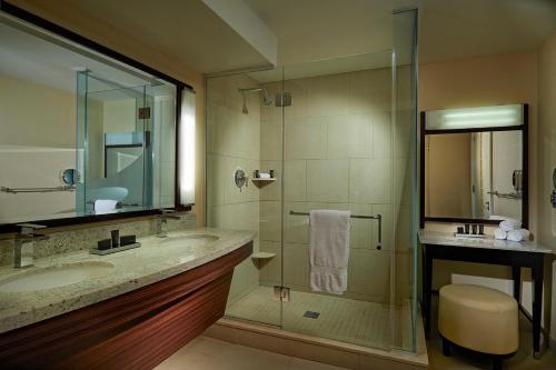 ein Badezimmer mit zwei Waschbecken und einer Glasdusche in der Unterkunft Hard Rock Hotel & Casino Atlantic City in Atlantic City
