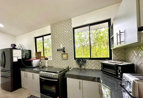 a kitchen with a black and white counter top at DreamHastHouse in Agua Azul