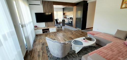 a living room with a couch and a table at Studio apartmani Anika in Vrdnik