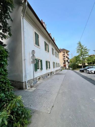 an empty street next to a white building at Mini Flat in Graz