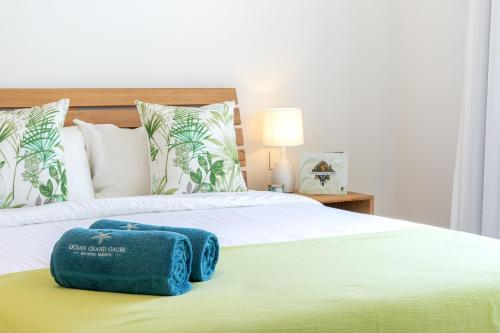 Oceanfront Getaway Grand Gaubeにあるベッド