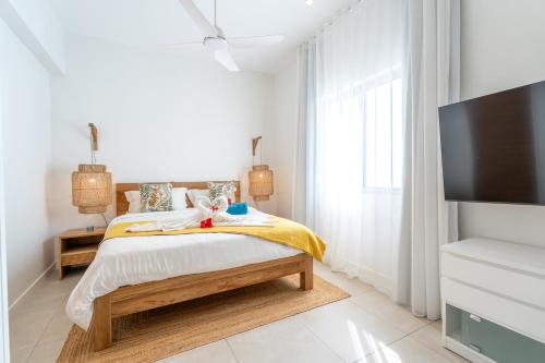 Oceanfront Getaway Grand Gaubeにあるベッド