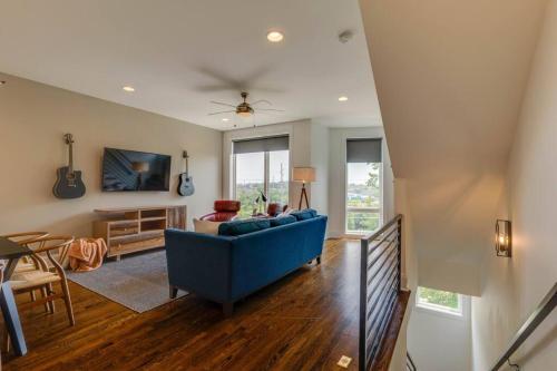 a living room with a blue couch and a table at Perfectly located-Walk to bars- Close to Broadway in Nashville