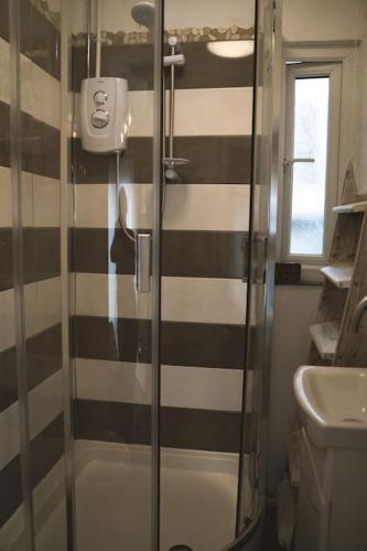Bilik mandi di Small self contained room