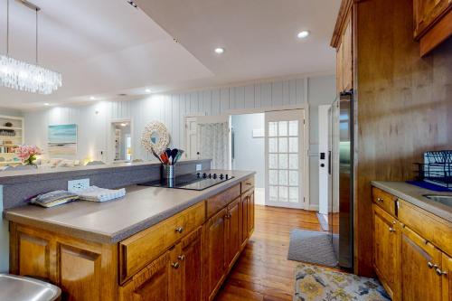 een grote keuken met houten kasten en een spoelbak bij Natural Wonder in Edisto Island