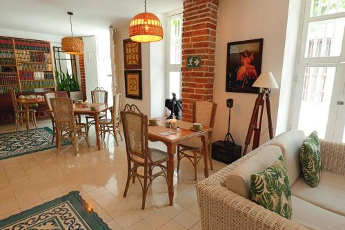 a living room with a couch and a table at Hotel Kartaxa in Cartagena de Indias