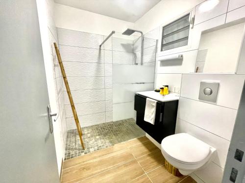 Koupelna v ubytování La maison bleue 20 rue Aubin Edmond