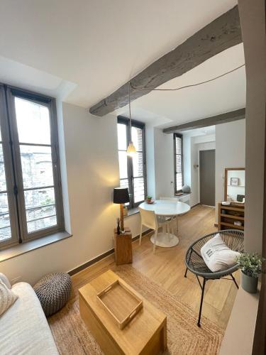 un salon avec un canapé et une table dans l'établissement Hyper Centre, Perle Rare et Chic Urbain, à Dieppe