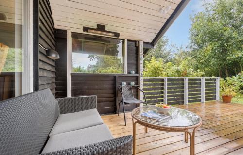 ジルレジェにあるStunning Home In Gilleleje With Wifiのデッキにテーブルと椅子が置かれたパティオ