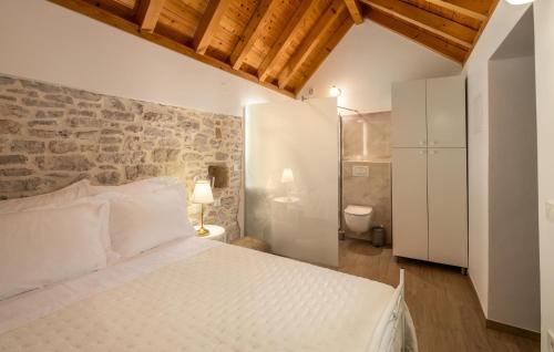 Katil atau katil-katil dalam bilik di Cozy Home In Primosten With Wifi